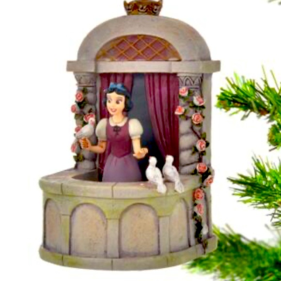 Snow White musical ornament. Press the button on the base. - Picture 3 of 4